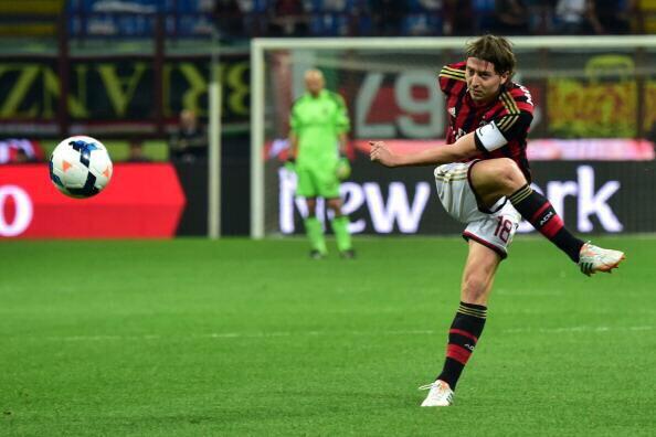 Milan, Montolivo su Twitter: «Gol a San Siro è sempre un'emozione» (FOTO) 34 BlLss1BIAAABZ1E