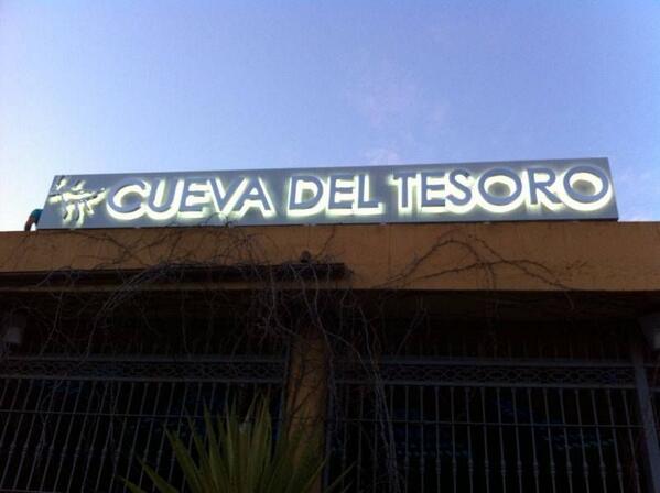 Así ha quedado el nuevo luminoso de la <a href="/cuevadeltesoro/">Cueva del Tesoro</a>. ¿La conocéis? Es la gruta marina visitable de Europa #turismo
