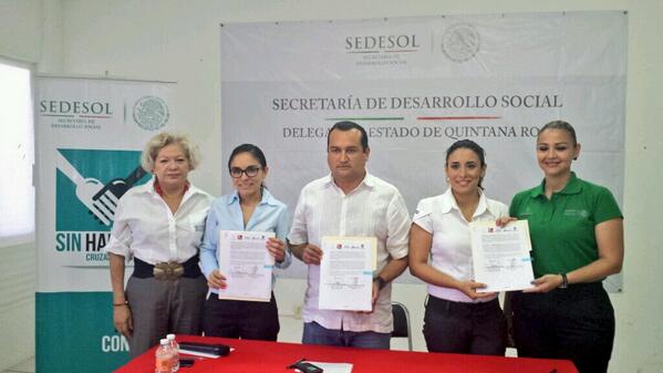 InfomovilNews's tweet photo. @IQMujer Firma de convenio de colaboración con @SEDESOLQROO @fabian_vallado @Blanca_apc #ComprometidoContigo http://t.co/QjQduNUw0M