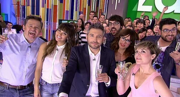 Parecía mentira, pero hoy cumplimos 100 programas. Todo gracias a vosotros y a este equipazo. Selfie de #zapeando100!