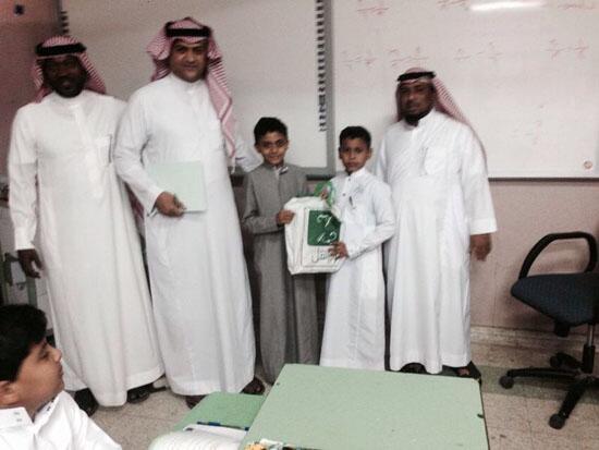 bukhari87113's tweet photo. طالب يكرم زميله لتخلقه بآداب المتعلم بمدرسة الإمام  
http://t.co/9Dlf4UWB5D http://t.co/OZBT47Ldw1