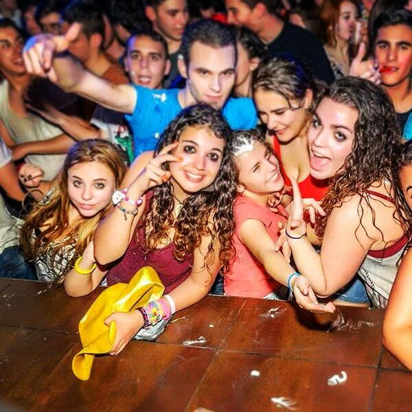 Juanitopad's tweet photo. "@glamsd: Vivir a lo grande!! @Silserrano94 @andreaa_79 @Nur8_ @Mirdevicente @Disaster_Party http://t.co/kAp7GnUvZK" @VGasmico