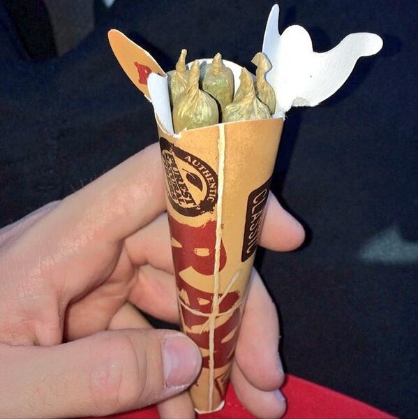 RAWLIFE247's tweet photo. Monday morning survival kit!!
😗☁️
#RAWlife #monday #morning #survival #kit #smoke #sesh #rawcones #natural http://t.co/TQMaLmoobY