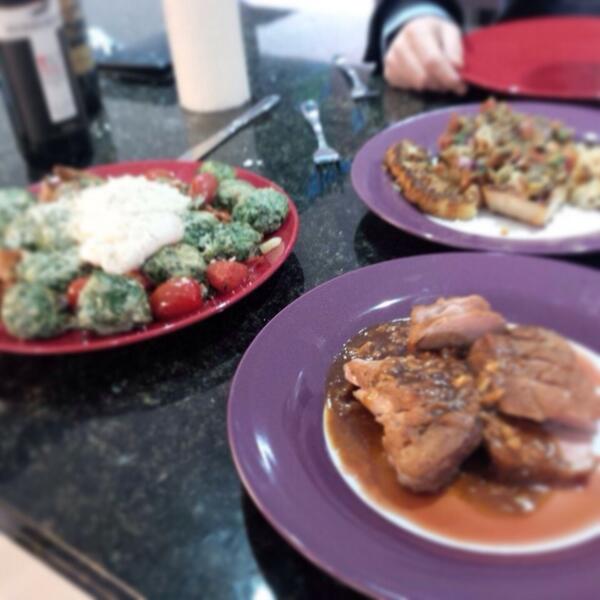 23ELo's tweet photo. #foodporn #homemadefeast #whistheluckyboy... http://t.co/uCA7D9XA1J