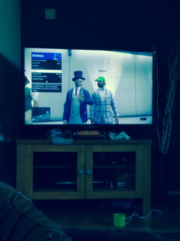 How2Craft2005's tweet image. Watching @H2ODelirious on BIG TV!!!!!