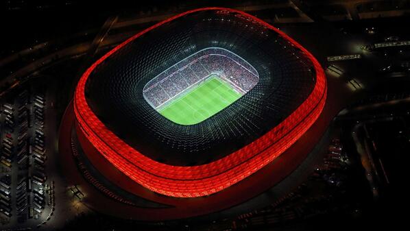 FIFAcom's tweet image. SUPER SNAP: We feature Munich&apos;s Allianz Arena during @FCBayern&apos;s #UCL win over @ManUtd - fifa.to/1kSCl1H