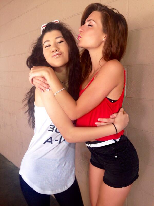 WeeklyChrisSp's tweet image. Kirsten con una amiga subió esta foto el día de ayer