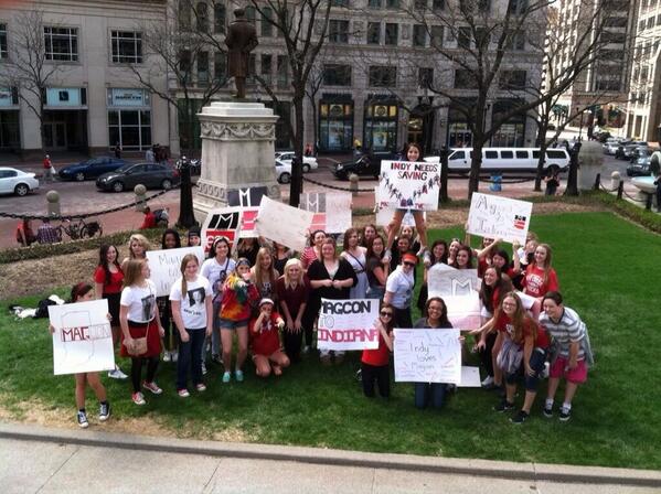 frantastic912's tweet image. Hey @BartBordelon !
🌸
@MagconToIndiana had a meetup!
🌸
We stood in the hot sun for 2 hours!
🌸
Please notice us ☺️x50