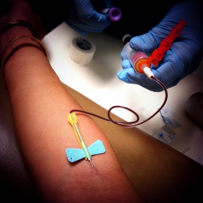 Needle in my arm:
It's a small price to pay to
fuck eighteen-year-olds.

#haiku @cuttingedgetest http://t