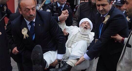 İSLAMİYET HOŞGÖRÜ DİNİ İSE, 96 YAŞINDAKI BU ADAMI HANGİ KOMİNİST KARGA TULUMBA DIŞARIYA ATTIRDI.....