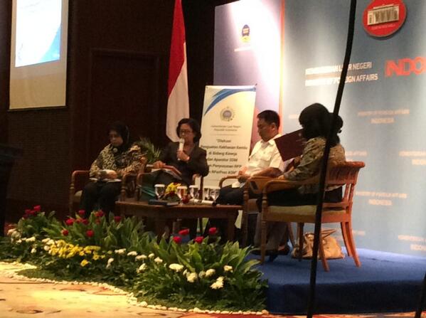ASNkemlu's tweet photo. Yulina Setiawati, Deputi Bid Pembinaan Manajemen Kepeg. BKN sdg memaparkan "kebijakan manajemen kepeg sesuai UU ASN" http://t.co/BMNhdBdA8p
