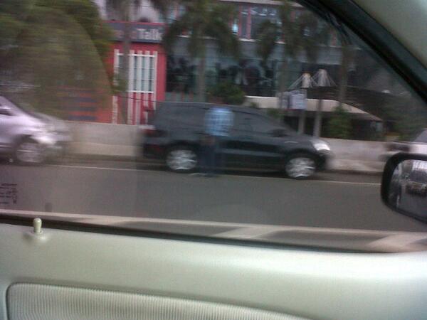 sopanpandy's tweet photo. @TMCPoldaMetro telah terjadi kecelakaan beruntun melibatkan 4 mobil d dpn citos tol jor pd indah arah kp rambutan http://t.co/BSMZPibuZ3