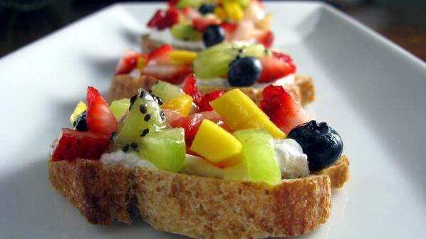 angelocampione's tweet photo. Para MERENDAR Ligero | Bruschetta d FRUTAS Pan Tostado, Ricotta sin sal batida y endulzada y frutas al gusto http://t.co/jn0msTNUGf