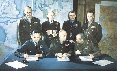eisen_gen's tweet photo. 1943-1944: Planning Operation Overload with my men 
#Excited http://t.co/HuUJBb1RgZ