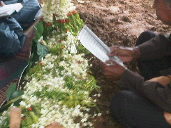 KompakB_Kalsel's tweet photo. Pusara Tempat PerIstirahatan Terakhir Alm.Adik Rizwan Pengidap Leukimia RSUD ULIN BJM #KompakBKalsel #Pray4Rizwan http://t.co/ALZvnjscFz