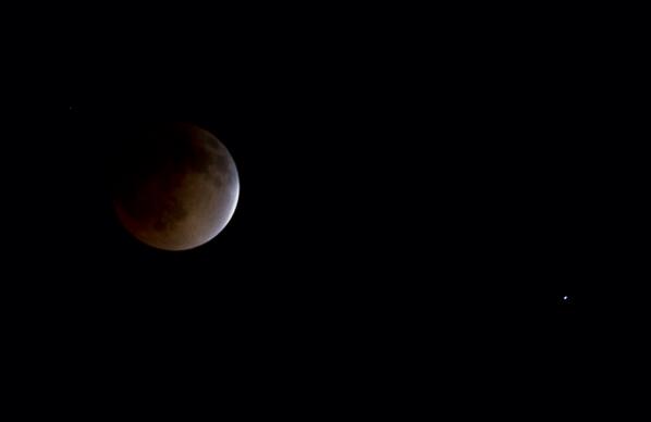 jeffluth's tweet photo. Tonight's eclipse http://t.co/w6OmKr5k9o