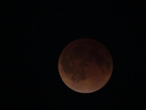 AstronautAbby's tweet photo. RT @mrobin032009: This Blood Moon is not very bright, so it was much harder to get a good photo - still very cool! http://t.co/htUaCPcteO