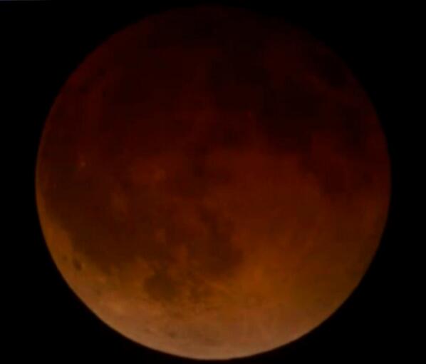 UltimaHoracom's tweet photo. El eclipse lunar alcanza su punto máximo. Foto: @NASA http://t.co/D3f23KuBCJ http://t.co/nvpzDY0ylM