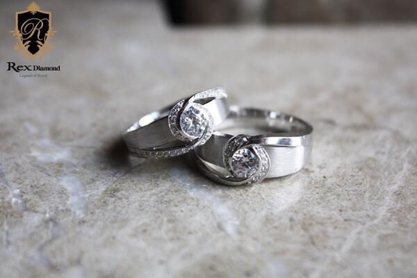 Rex_Diamond's tweet image. [with STAR JEWELRY]

렉스다이아몬드 '카시아' 커플링은 이슬이 갓 떨어지는 모습을 보고 디자인했으며, 부드러운 곡선라인과 다이아몬드 세팅이 돋보이는 화려한 다이아몬드 결혼반지입니다.