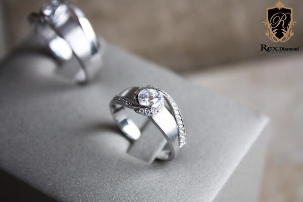 Rex_Diamond's tweet image. [with STAR JEWELRY]

렉스다이아몬드 '카시아' 커플링은 이슬이 갓 떨어지는 모습을 보고 디자인했으며, 부드러운 곡선라인과 다이아몬드 세팅이 돋보이는 화려한 다이아몬드 결혼반지입니다.