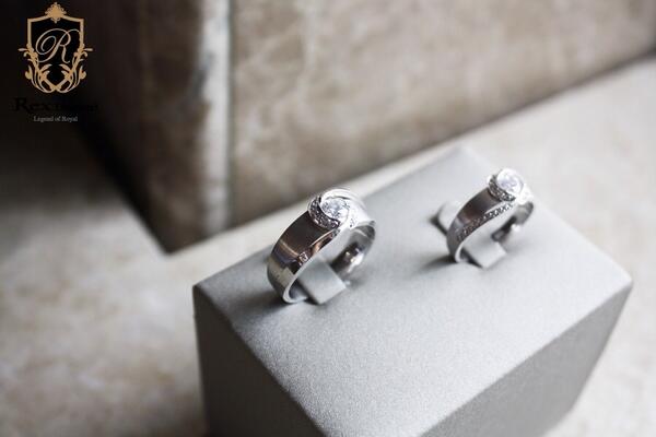 Rex_Diamond's tweet image. [with STAR JEWELRY]

렉스다이아몬드 '카시아' 커플링은 이슬이 갓 떨어지는 모습을 보고 디자인했으며, 부드러운 곡선라인과 다이아몬드 세팅이 돋보이는 화려한 다이아몬드 결혼반지입니다.