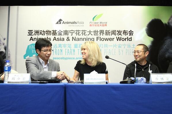 AnimalsAsia's tweet photo. #peacebypiece A historic handshake @moonbearJill &amp; bear farmer who said “It’s time for change” http://t.co/eXF8Jnq87Q http://t.co/fkHJ1nb88S