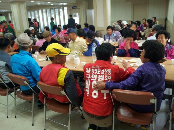 #야음장생포동 #새마을부녀회 에서 주관한 #자장면무료급식 행사에 다녀 왔습니다. 따뜻한 날씨 만큼이나 밝은 어르신들의 미소를 보니 절로 힘이 나네요^^ 좋은 행사 기획하신 새마을 부녀회분들 수고 많으셨습니다.