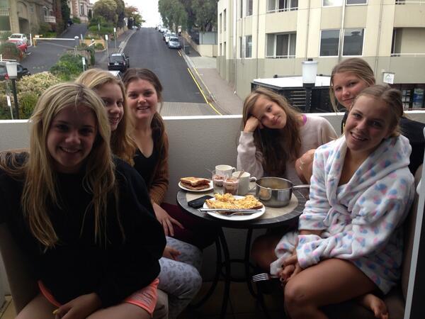kristabella1976's tweet photo. @Hockey_WA Gold girls having breaky this morning #restday #babybumblebees #whoswashingup? http://t.co/LTzpBAlnQ4