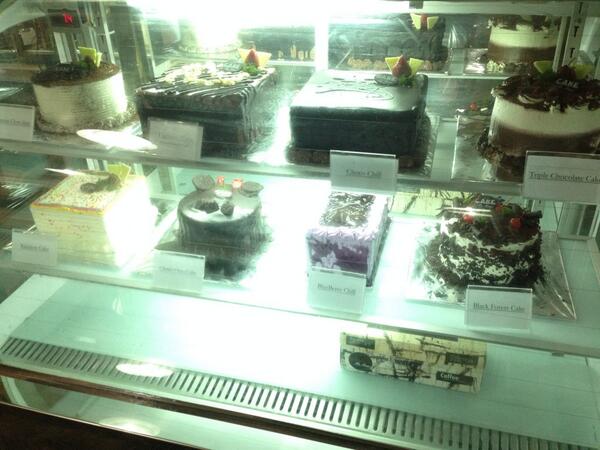 CakeMeHomeID's tweet photo. Caaaakeeeess!! Yum yumm!! Sila mention or telpon kalau mau pesan ya. http://t.co/jLPJDFy89G