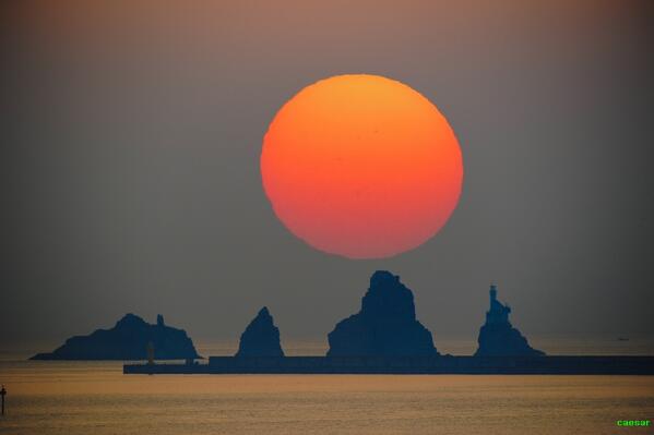 caasar's tweet image. 오륙도 일출....daewg.blog.me/120211468632