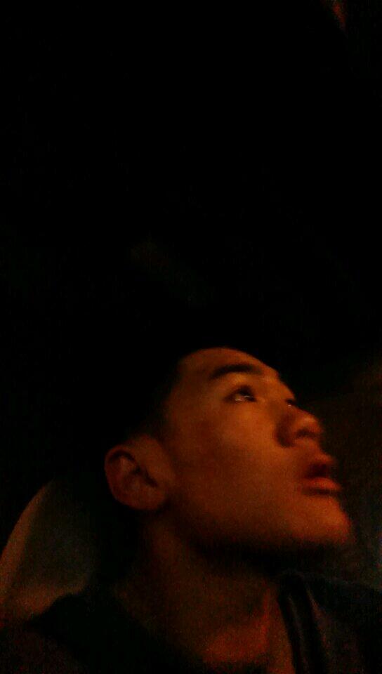 Wei_840915's tweet image. #Livetweet looking 4 dat #AprilEclipse ! #bloodmoon #cantseeshit altho the sky is kinda red..Anyone in E-town Cs it?