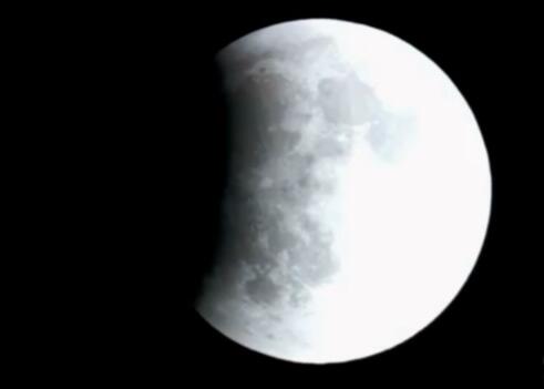 Henrick_Drako's tweet image. &quot;@WorldIcone: #PrimerEclipseDel2014 http://t.co/3THxTb27FF&quot; &amp;lt;- *se convierte en hombre lobo, se le cae la trenza*