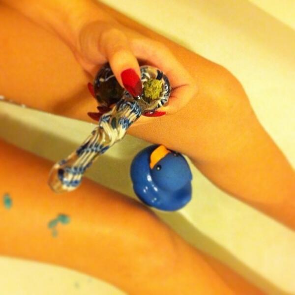 GanjaGirls's tweet image. RT @trickyynickyy #bathtime #highchicks #highsociety #shesmokes #rubberducky #420 #ilsc420 #ganjagirls #marijuana...