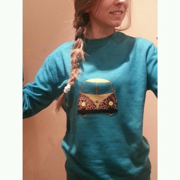 lubaru5's tweet photo. Sudadera de @CaprichosTita  !! 😍 👏 #Nuevaadquisición http://t.co/nCM4GMzvm4