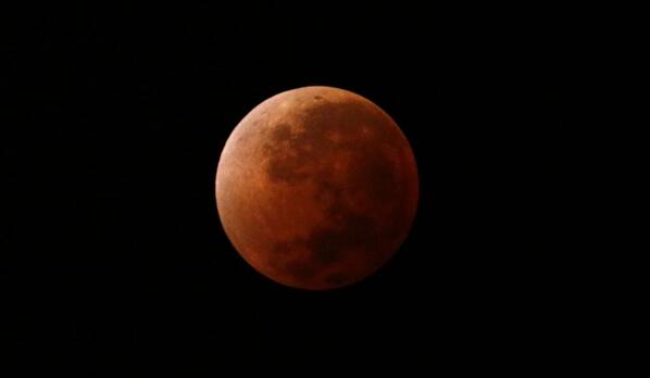 elmundoes's tweet photo. Y la Luna se tiñó de rojo http://t.co/tqMVXzLFJQ http://t.co/ErytSU5j4H