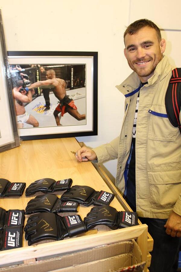 Flyinjudoka's tweet image. Retweet this photo for a chance to win a signed UFC glove.  #UFC #MMA #Whiteford #ScottishMMA #griphouse #ATT