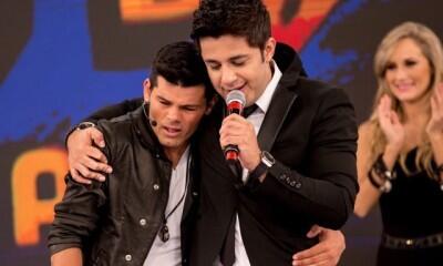 Pathydear's tweet photo. Cristiano Araújo emociona o público no “O Melhor do Brasil” http://t.co/e4BQKONm6v  ( Via @mcountry  )