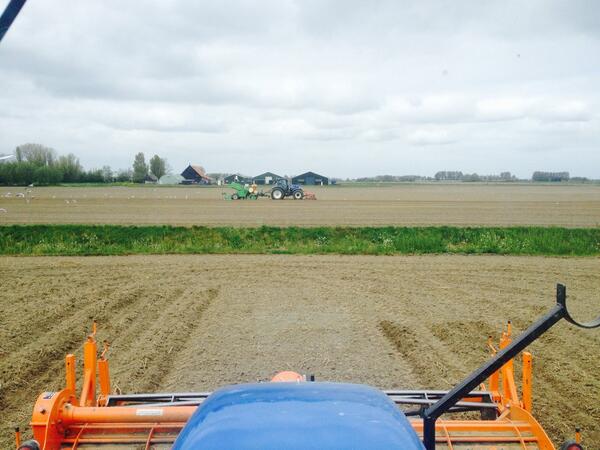 Uitzicht op prachtige poottrein farmfrites/Nobel: spuiten sneleg kopeg fronteg en smartfloat met 4 tanks en granulaat