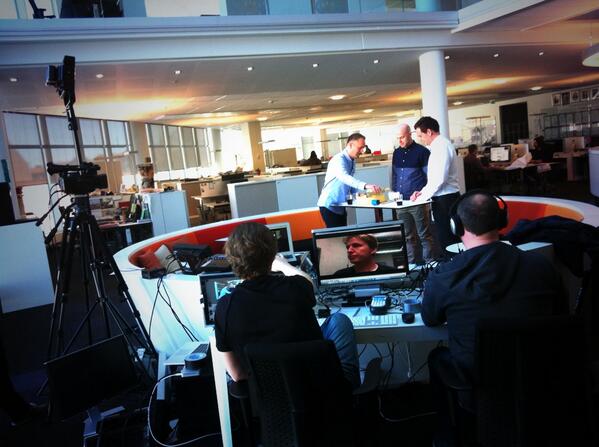 ra_geir's tweet image. Champagnen sjenkes @rubensmith1987 og @phhigson i Studio A. PHH stiller med groggy gullstemme #2get #Stavangeroilers