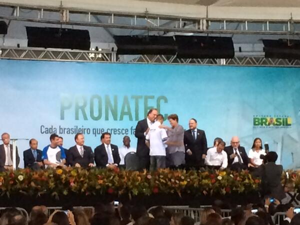 GovRJ's tweet image. #AgendaRJ Cerimônia #pronatec: @LFPezao entrega diploma a formando do programa