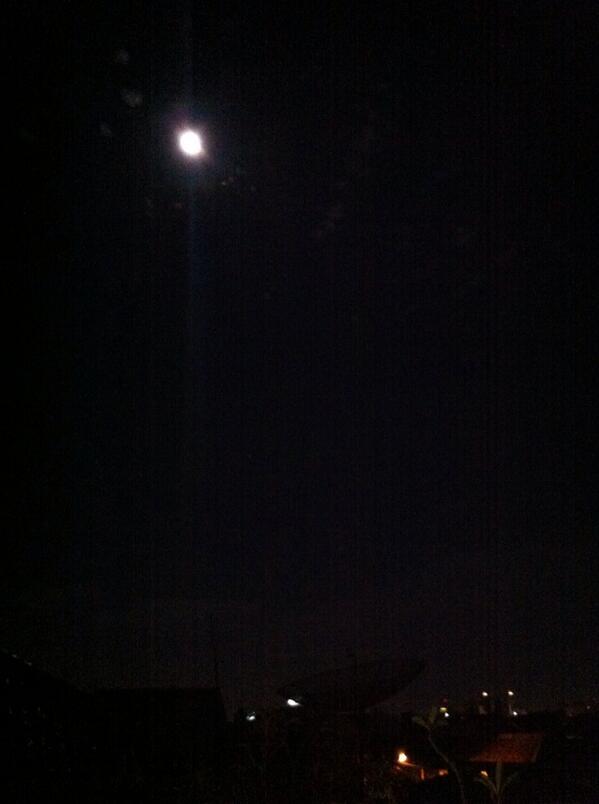 ianfirdaus's tweet photo. Soundtrack malam ini 'Talking To The Moon' http://t.co/DcjK6UHJiC