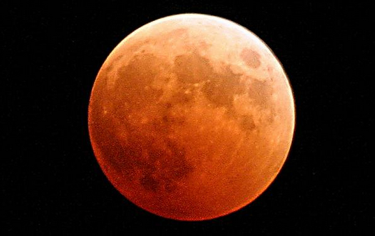 KompasTV's tweet photo. Fenomena alam terjadi malam ini di Indonesia, gerhana bulan merah! #KompasMalam 21.00 WIB http://t.co/rOP32NAwEU