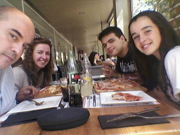 AlfredoM65's tweet photo. Celebrando el cumple de @lauricoras en #kilometrosdepizza http://t.co/77yp5JK4jb