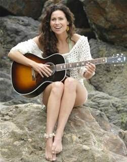 AllMinnieDriver's tweet photo. #Guitar #MinnieDriver http://t.co/sD6cSMt5Xh