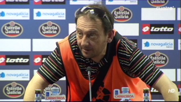 DeportesCuatro's tweet photo. ¡El VÍDEO del día!: La rueda de prensa con más 'guasa' en Riazor: "Os voy a tener que cobrar" http://t.co/q18Np2T5Xb http://t.co/D8vEYPkQa2