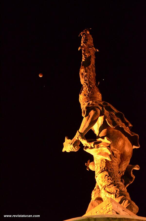 Revista_Tucan's tweet image. La Luna Roja y el Danzante #Oaxaca #Eclipse2014