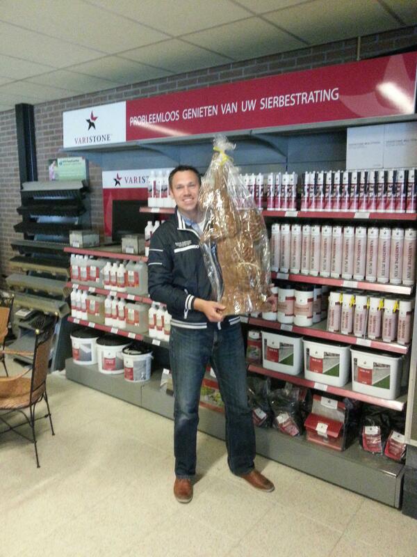 En ja hoor... daar was onze Pierre van @VaristoneBV met de paashaas. #chocolade #depuistenaandekopvreten