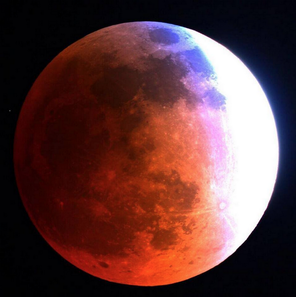 rolandemmerich's tweet photo. A great picture of last night's #BloodMoon from the Mt. Lemmon SkyCenter in Arizona.  WOW. http://t.co/OP0rKjuCUa