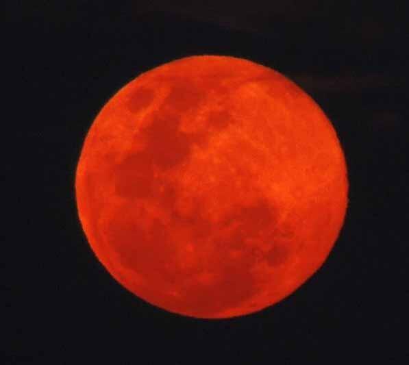 El #EclipseLunar apoya a las mujeres de la <a href="/RedShoeMovement/">Red Shoe Movement</a> ow.ly/vOAKE @MarielaDabbah #RedShoeTuesdays