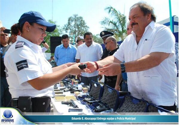 InfomovilNews's tweet photo. Con Equipamiento Policial @e_abuxapqui fortalece la seguridad de vacacionistas y habitantes @Con_Abuxapqui http://t.co/FySZ58IwsK